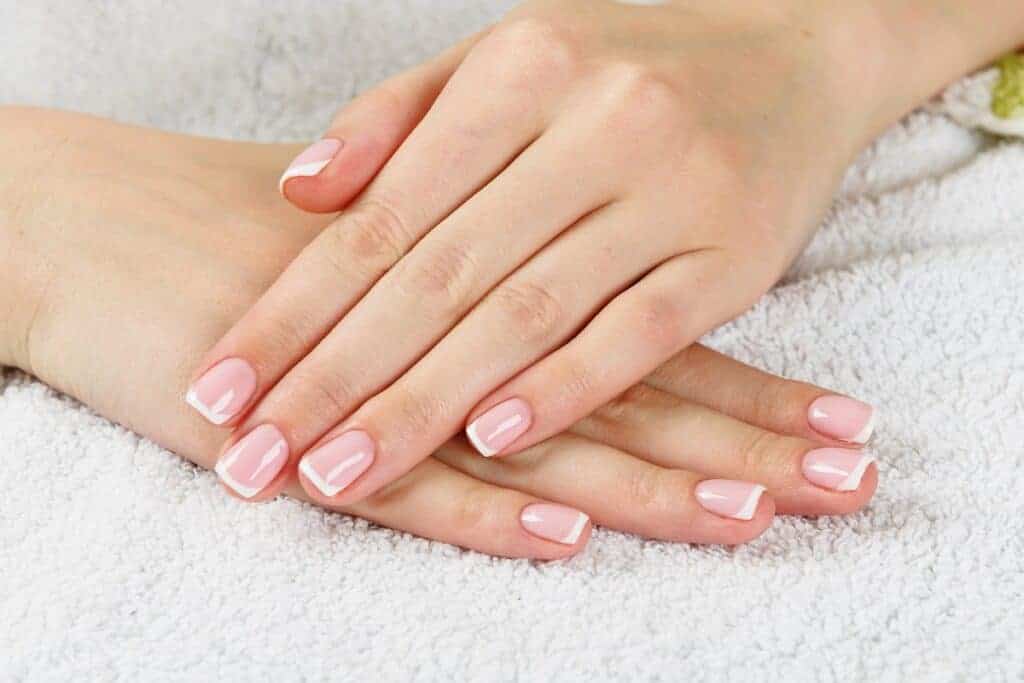 gros plan sur de belles mains de femme avec des ongles soignés