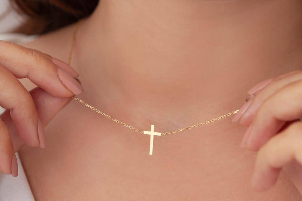 croix en or autour d'un cou de femme