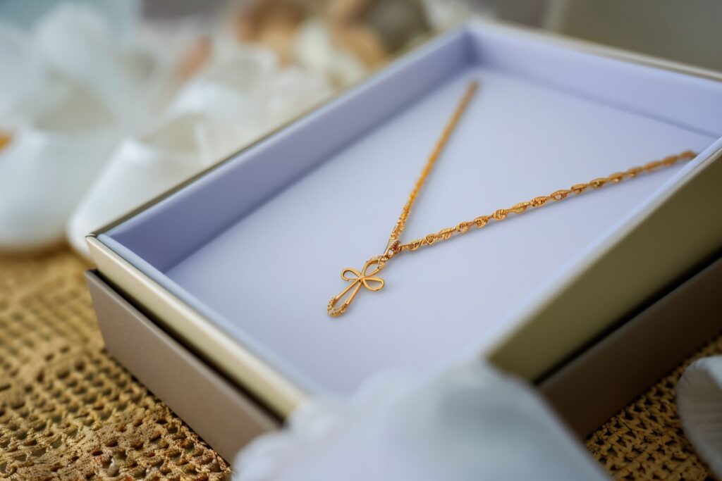 collier et croix en or dans un écrin