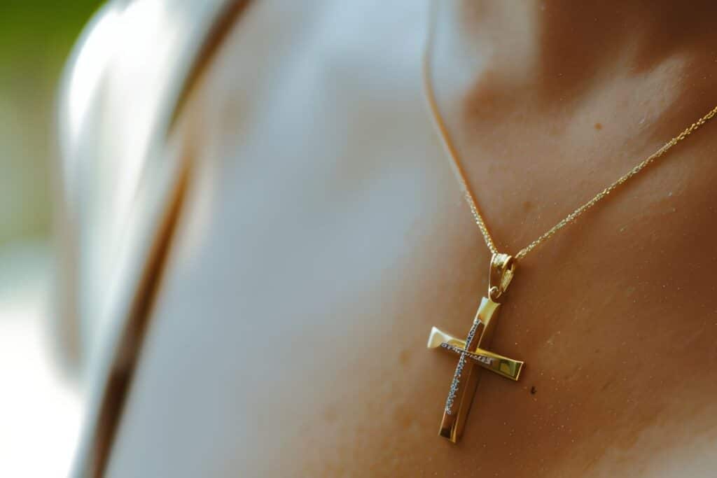 gros plan sur une croix en or